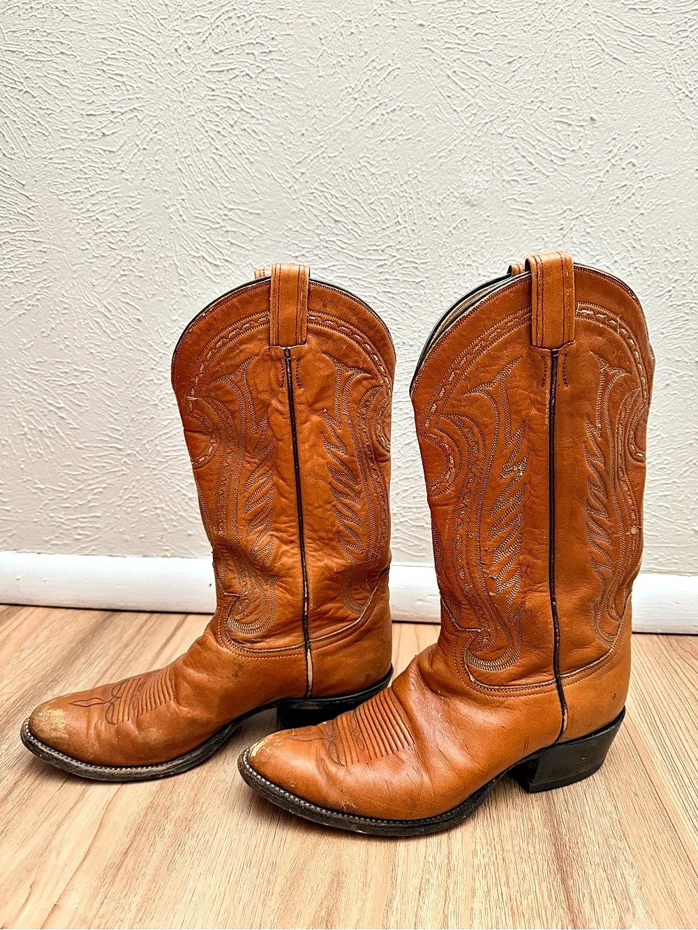 Tony Lama Style 6130 Western Cowboy Boots in Brown